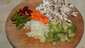 Томатная подлива с овощами и шампиньонами