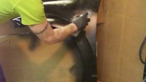 нанесение лака из аэрозольного баллона