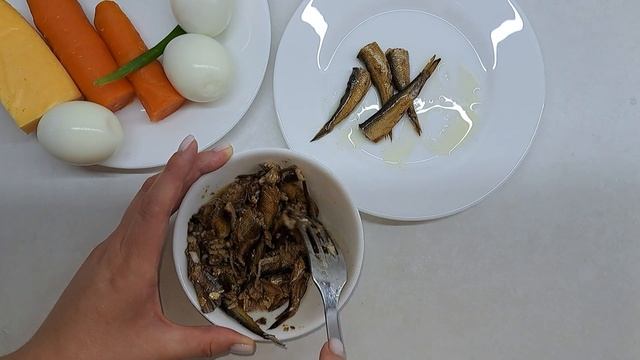 Как приготовить салат со шпротами Рыбки в пруду
