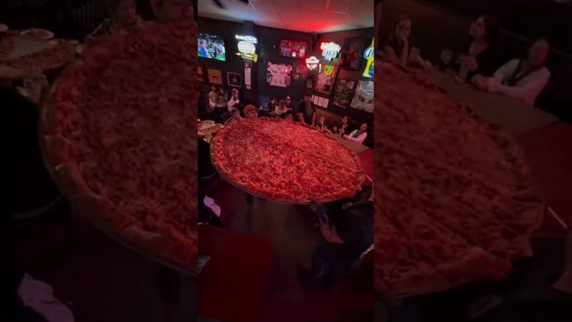 Так выглядит 157-сантиметровая пицца в одном из заведений Техаса.