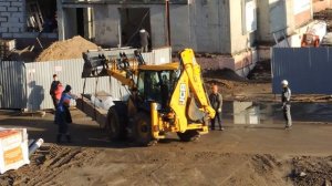 Срывается падает часть паллета, подпёртая под груз, при выгрузки из Газели