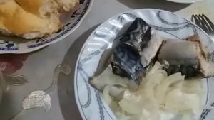 РЫБА СКУМБРИЯ МАРИНОВАННАЯ С ЛУКОМ С УКСУСОМ И РЕПЧАТЫМ ЛУКОМ!СОЛЬ,САХАР,МАСЛО,УКСУС !