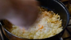 Макароны с яйцом, луком и сыром на сковороде.