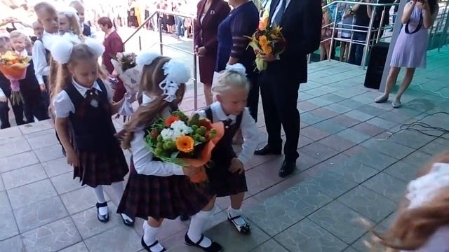 Первоклассники идут в школу № 4 в Сызрани смотреть онлайн