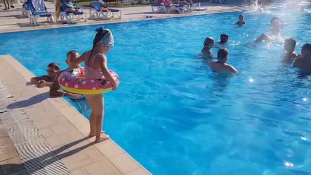 Первый раз прыгает в бассейн😂 смотреть онлайн