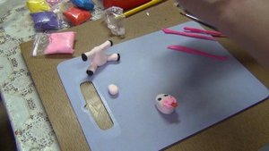 Лепка пятнистой коровы из воздушного пластилина (елочной игрушки)