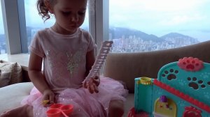 Прикольные собачки с ванной и каруселью катаются с горки и собачка убегает от Ка