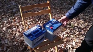 Как определить полярность аккумулятора.