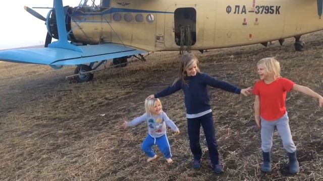 Самолёт сломался и сел на поле смотреть онлайн