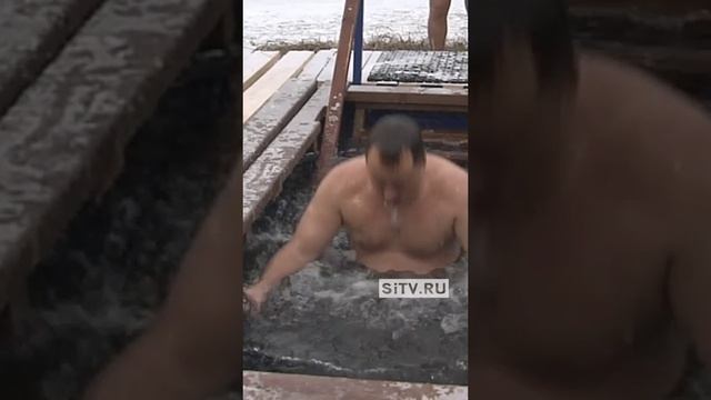Председатель Думы Сургута Максим Слепой окунулся в проруби
