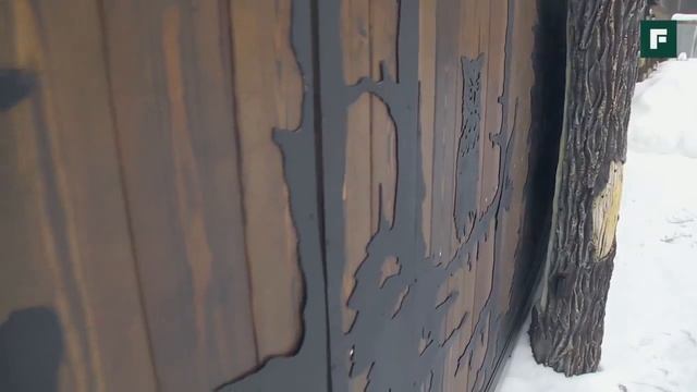 Оригинальный деревянный забор с откатными художественными воротами смотреть онлайн