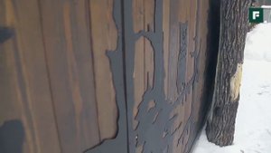 Оригинальный деревянный забор с откатными художественными воротами