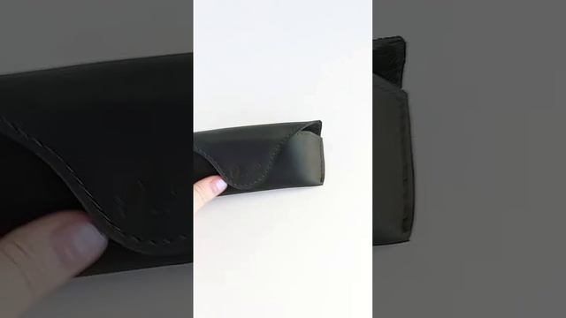 Кожаный футляр для очков.