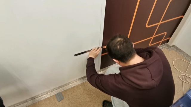 Поклейка обоев на самоклеющейся пленке