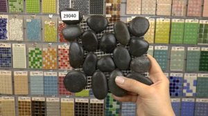 Черная галька на сетке