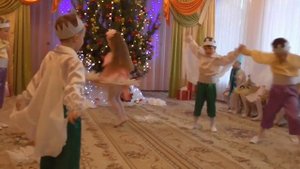 Танец волшебных эльфов и дюймовочки - нежно, как в сказке.