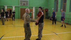 Волнохлыстовые уличные удары на лапах.В.Н.Крючков/Whiplash punches in self-defense. V. Kryuchkov