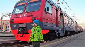 Макс смотрит поезда электрички и маневровый поезд тепловоз видео для детей про поезда