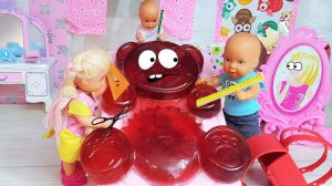 ЖЕЛЕЙНЫЙ МЕДВЕДЬ НЕ ДЕЛИТСЯ! КАТЯ И МАКС ВЕСЕЛАЯ СЕМЕЙКА Мультики куклы Барби