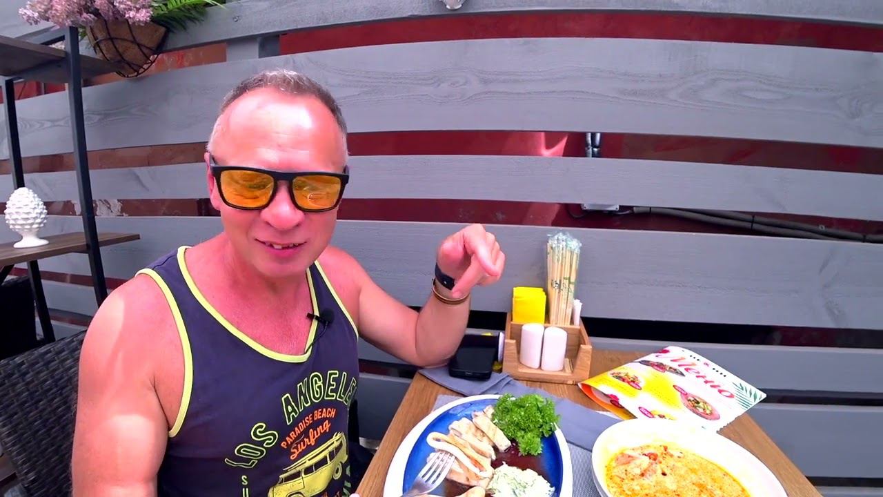 Едоки на летней веранде ресторана "Пекин" смотреть онлайн