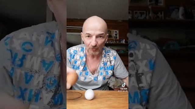 Как отличить куриное яйцо от сырого и вареного