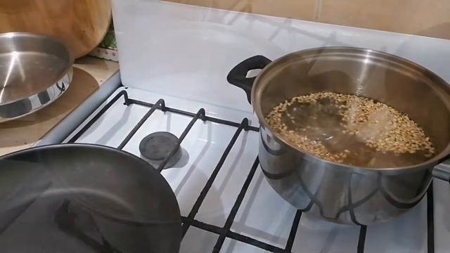 Как сварить перловку рассыпчатую для салатов, гарниров, супов.