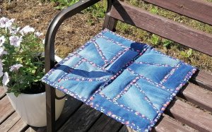 Сидушка из старых джинсов.