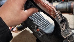 Перфоратор Hilti TE 76 удаляем модуль управления.
