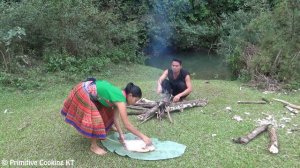 Primitive technology - Primitive skills catch big fish and Cooking fish - Eating delicious