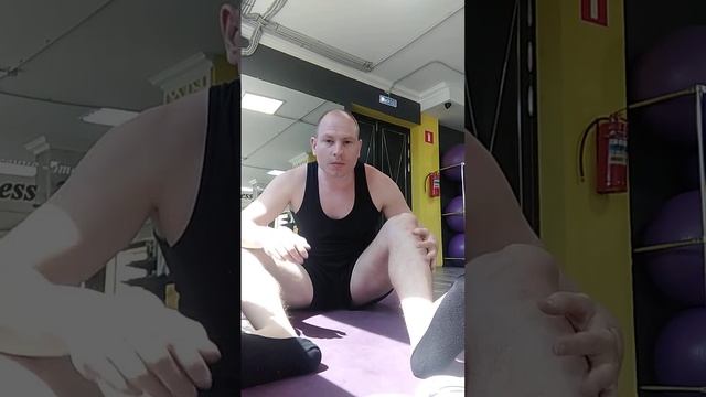 Растяжка задних мышц бедер. Пилатес. Ментальный фитнес. Body Mind Fitness. Фитнес. Упражнение. смотреть онлайн