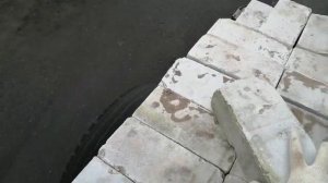 Мотоблок, а в прицепе груз 2600кг: 467 силикатных кирпичей и мы трое сверху.??
