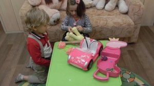 катя делает прическу пони.МИСТЕР МАКС, МИСС КЕЙТИ,СВИНКА ПЕППА,Kinder