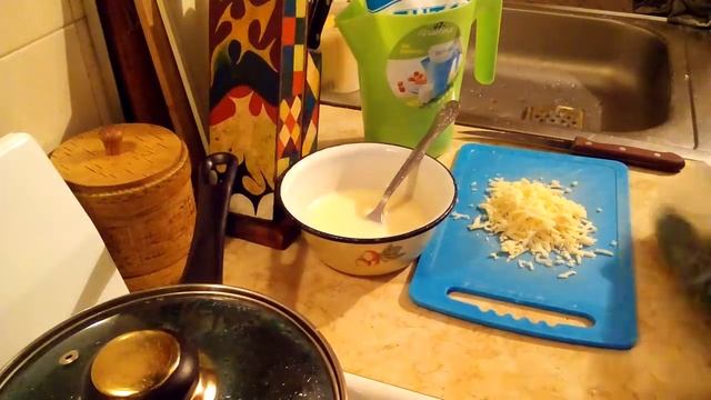 ЕДА И... Сырный омлет с колбасой и сельдереем.