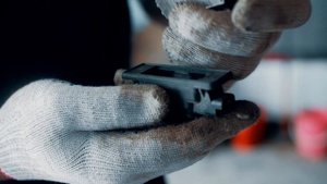 Замена лампочки подсветки номера автомобиля Nissan
