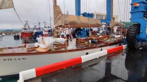 Спуск большой яхты - кетча на воду!