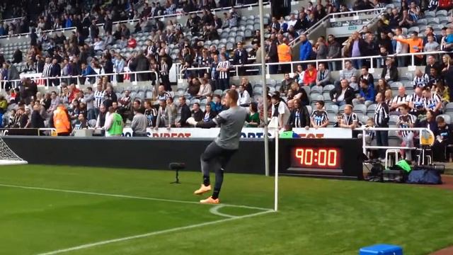 NUFC v Leicester City. 18/10/14 Rob Elliot takes a corner in warm up.. смотреть онлайн