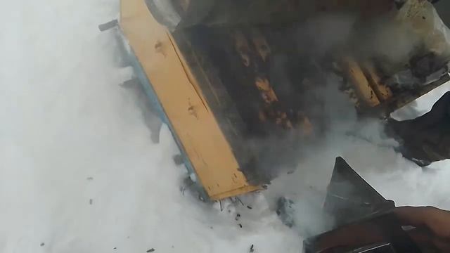 Зимовка пчел.Раздаем помадку одна пчелосемья без матки . смотреть онлайн