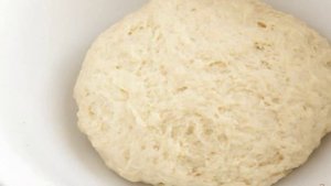 Пирог из дрожжевого теста с кусочками яблок
