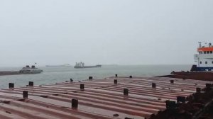 Несмотря на непогоду в Зеленомысском речном порту кипит работа