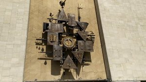 Часы на фасаде театра Образцова впервые отправились на реставрацию