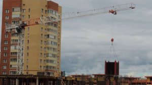 Строительный Башенный кран, опускает куб через решетки.