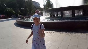 Дети купаются в фонтане 。◕‿◕。