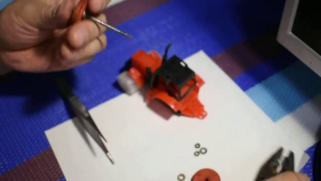 Ремонт игрушечного трактора!Меняем колеса!