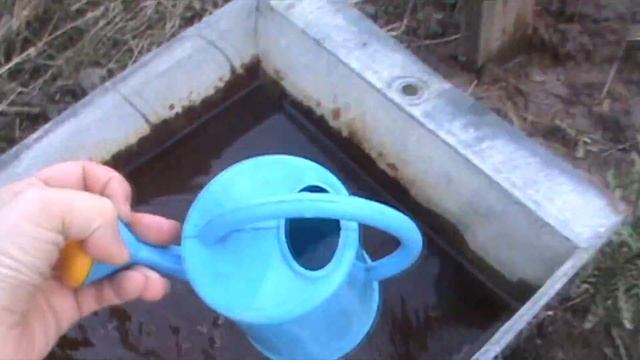 Поливаем кусты и деревья. Отдыхаем на даче. Лейка уплыла. Хорошая погода. смотреть онлайн