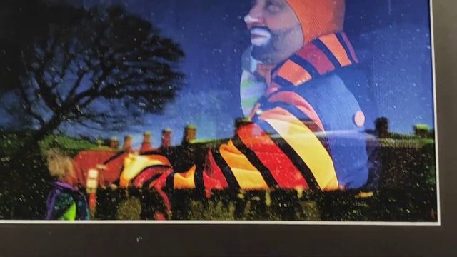 Выставка фотографий ШЕЛ ПО УЛИЦЕ ФОТОГРАФ. Автор - Майя Жинкина. ДКиТ им. ИИГаза фойе 3-го этажа.