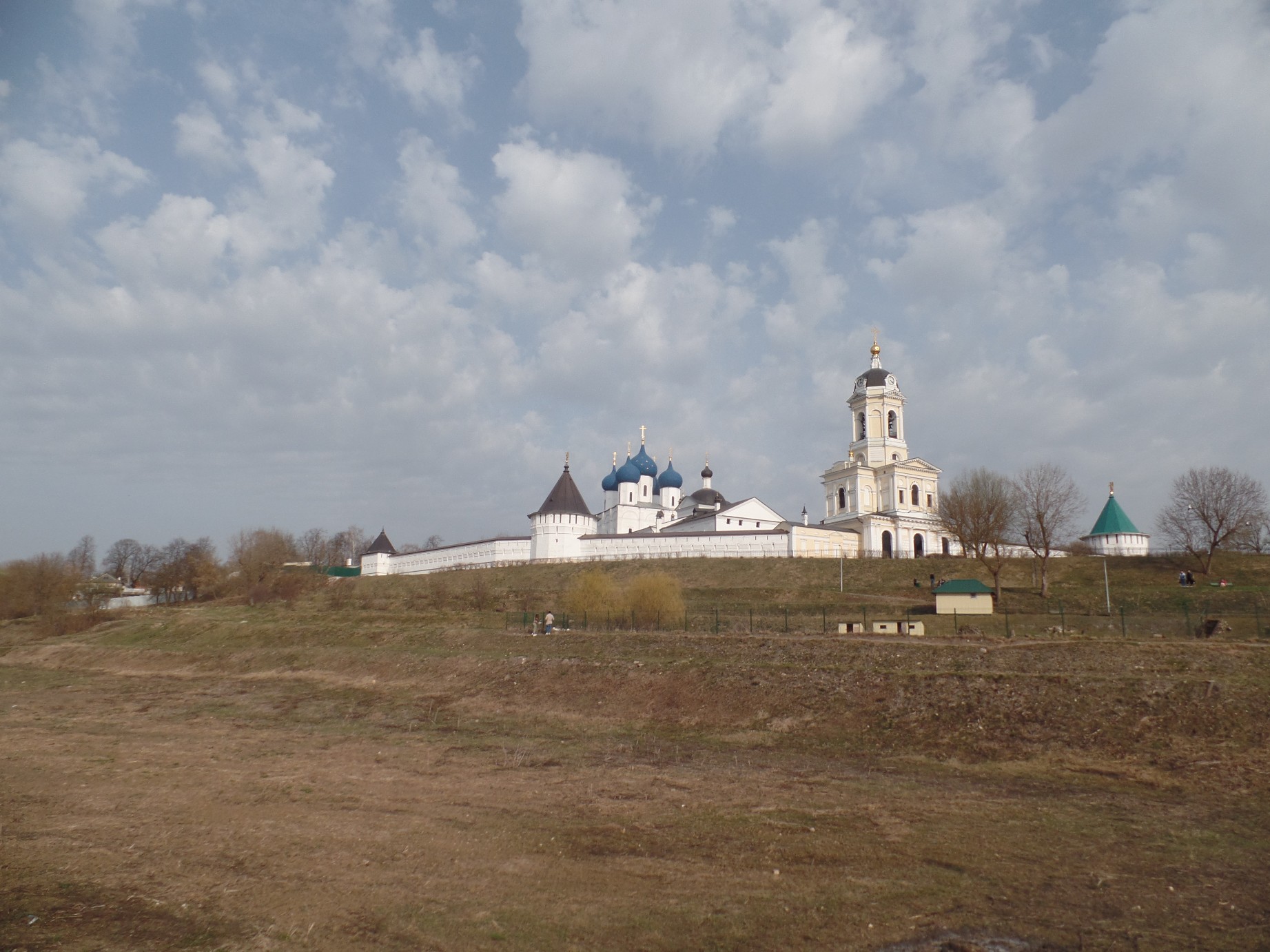 Высоцкий мужской монастырь в Подмосковном Серпухове - один из самых старых монастырей Подмосковья