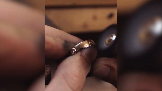 УВЕЛИЧИВАЮ ЗОЛОТОЕ КОЛЬЦО С БРИЛЛИАНТОМ / ШЛИФОВКА И ПОЛИРОВКА КОЛЬЦА смотреть онлайн