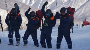 Учения в Сочи: спасатели вытаскивали людей из-под лавины и эвакуировали из горной реки