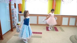 Танец снежинок ( кружевом). стар и подготв.гр.