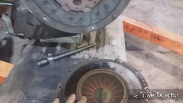 Как стоит диск сцепления, на двухмассовом маховике. смотреть онлайн